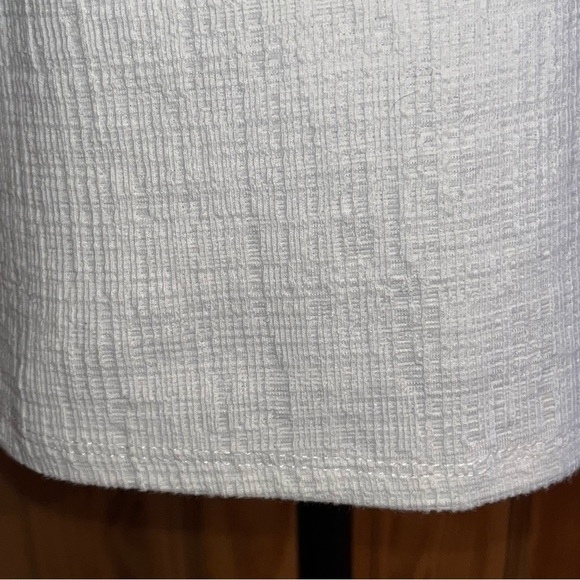 Green Envelope Women’s Textured White Top Size Medium - Picture 5 of 8